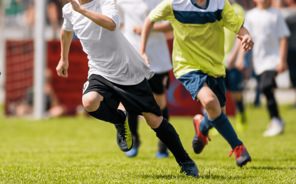 rennende Kinder beim Fußballspiel Belastung für Knie