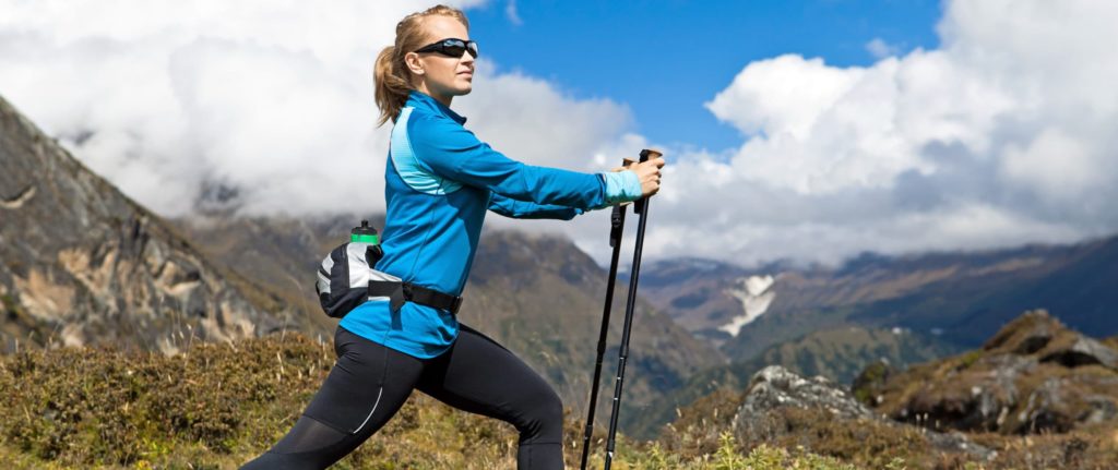Frau beim Nordic Walking in den Bergen gelenkschonend bei Gelenkbeschwerden