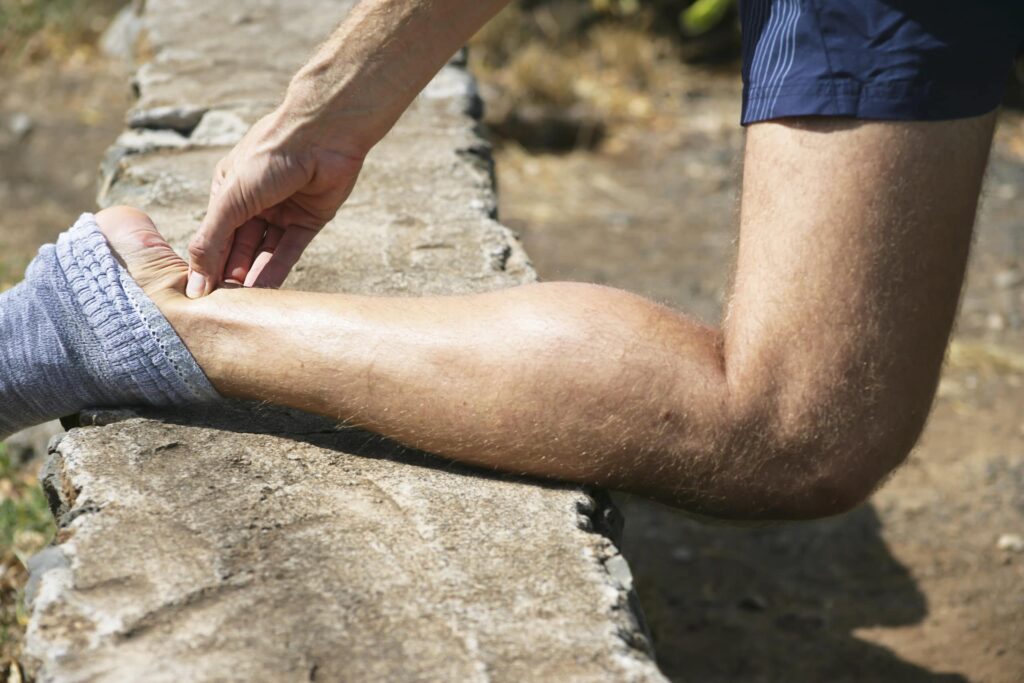 Achillessehnenentzündung Läufer beim Training mit Schmerzen an der Achillessehne
