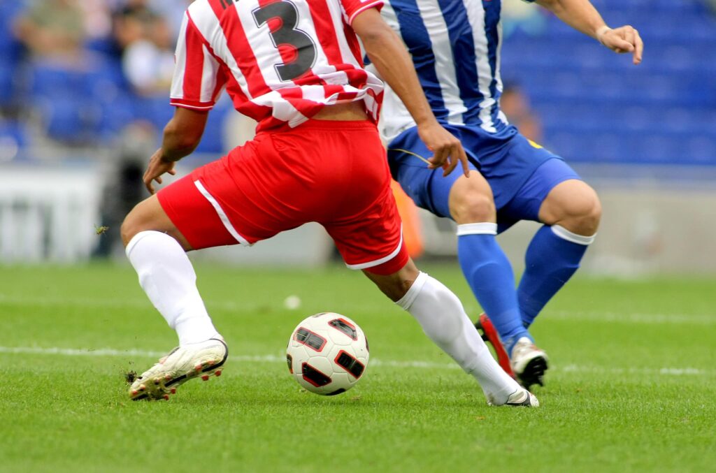 Fußball Zweikampf Verletzung Gelenke Knie Sprunggelenk Bänderdehnung Bänderriss
