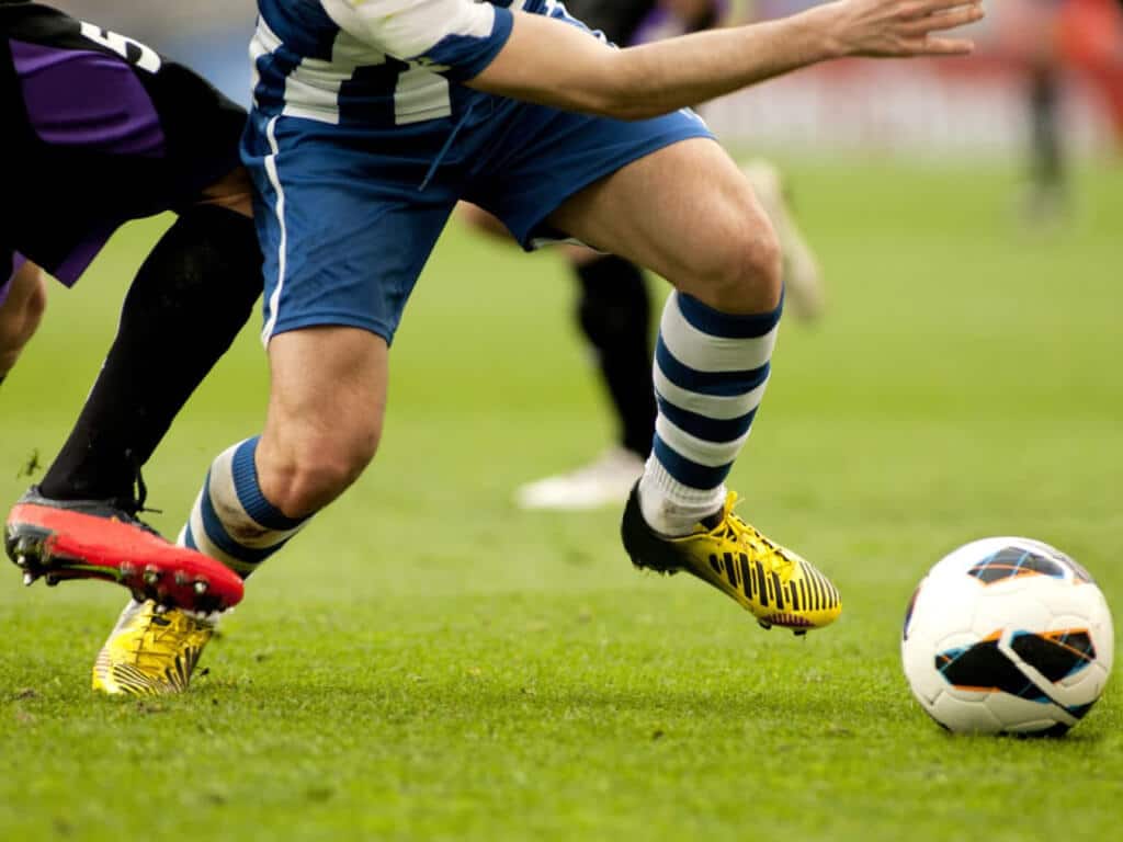 Fußball Zweikampf Foul Verletzung Sprunggelenk Bänderdehnung Bänderriss