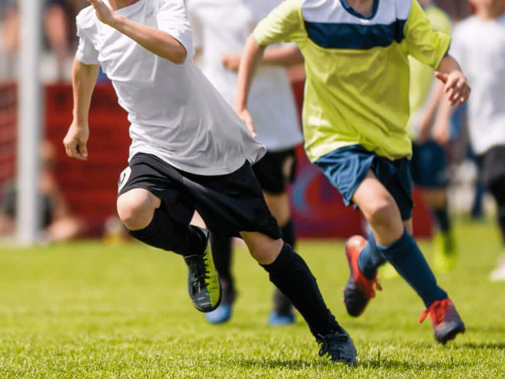 rennende Kinder beim Fußballspiel Belastung für Knie