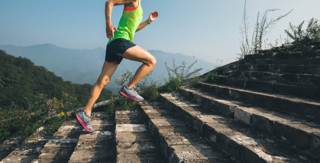 Frau beim Lauftraining bergauf Treppen