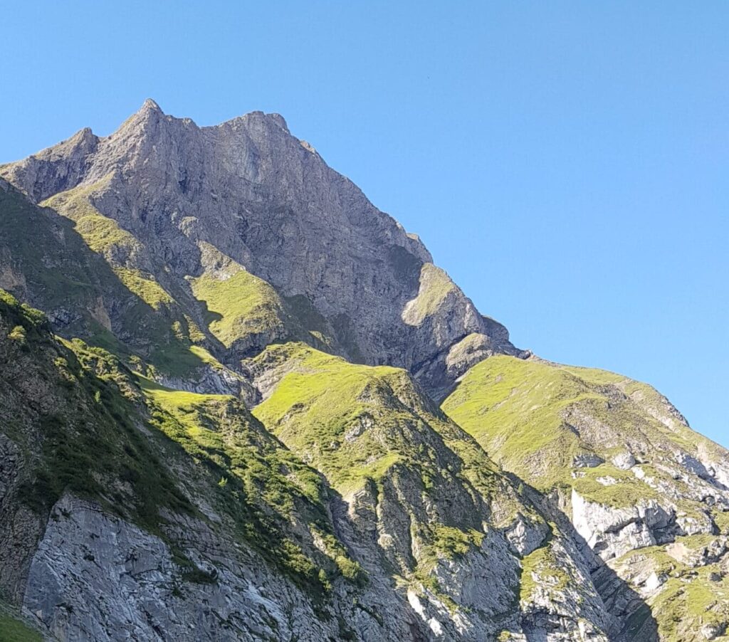 Berghänge in den Alpen zum Wandern