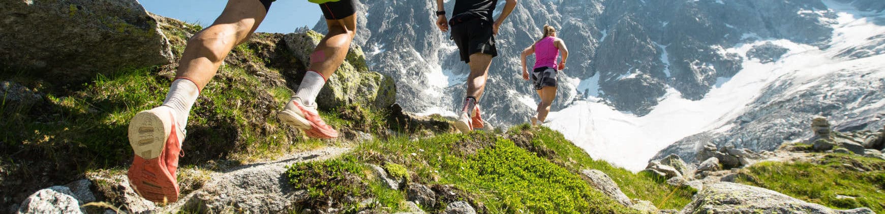 Trailrunning Läufer beim Bergtrail laufen in den Alpen bergauf
