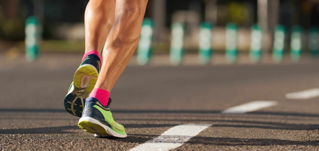 Läufer mit beanspruchter Achillessehne was Verletzungen wie Achillessehnenentzündung, Degeneration, Teilriss, Ruptur bedeuten kann