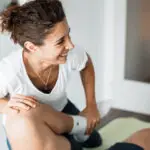 Nicole Hollaus, Physiotherapeutin, behandelt einen Sportler