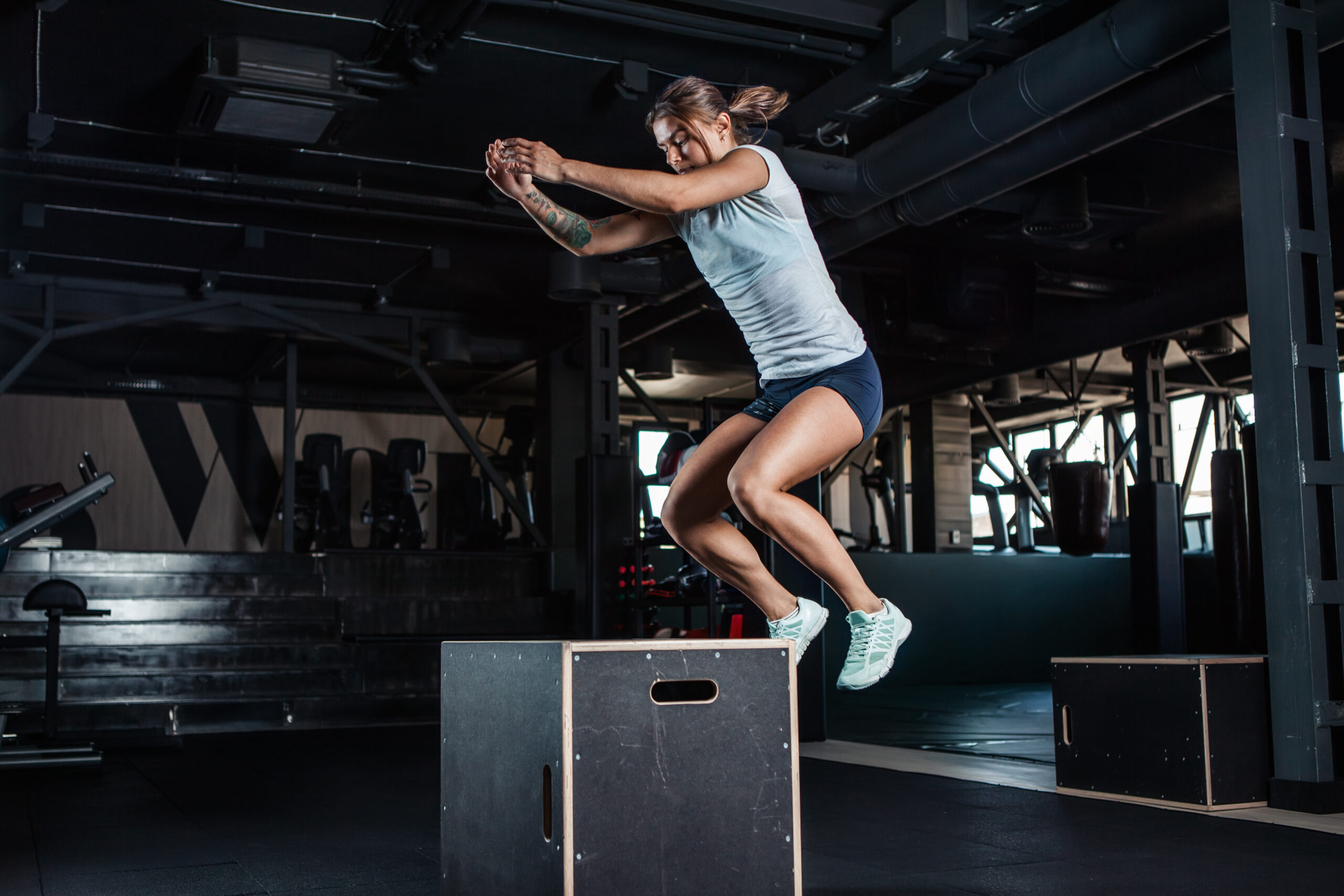 Fitness-Training in CrossFit Gym mit Box Jump Overs