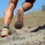 Trailrunning Läufer beim Bergtrail beim Laufen bergauf Belastung für Achillessehne